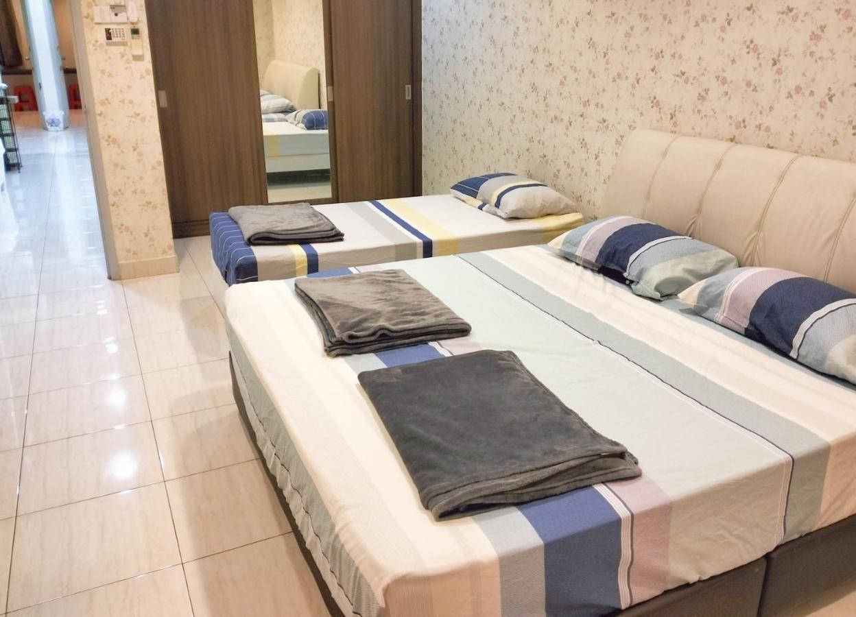 Jb Austin Perdana Homestay@simple Comfy For 11pax Holiday home *