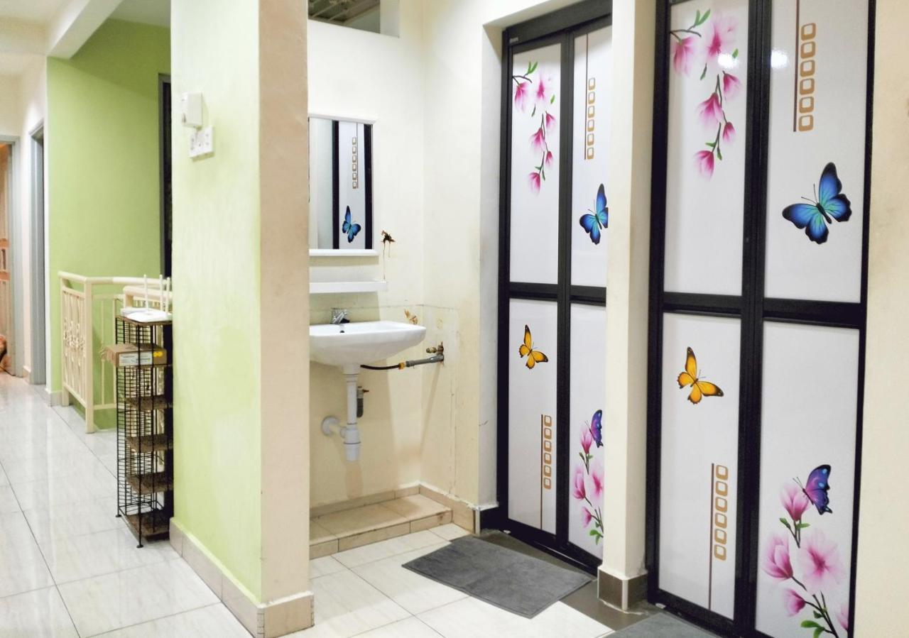Jb Austin Perdana Homestay@simple Comfy For 11pax * Johor Bahru