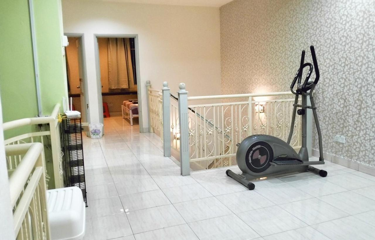 Jb Austin Perdana Homestay@simple Comfy For 11pax Johor Bahru