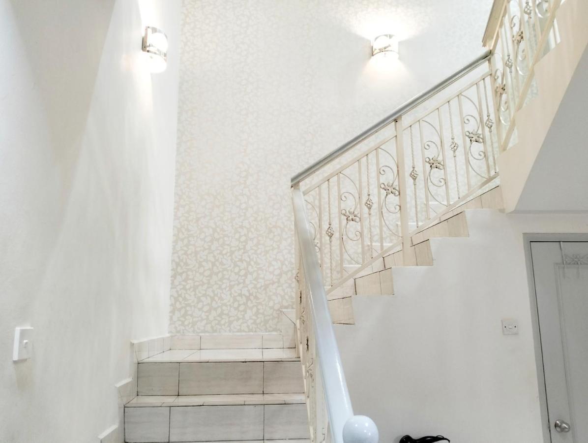 Jb Austin Perdana Homestay@simple Comfy For 11pax Holiday home