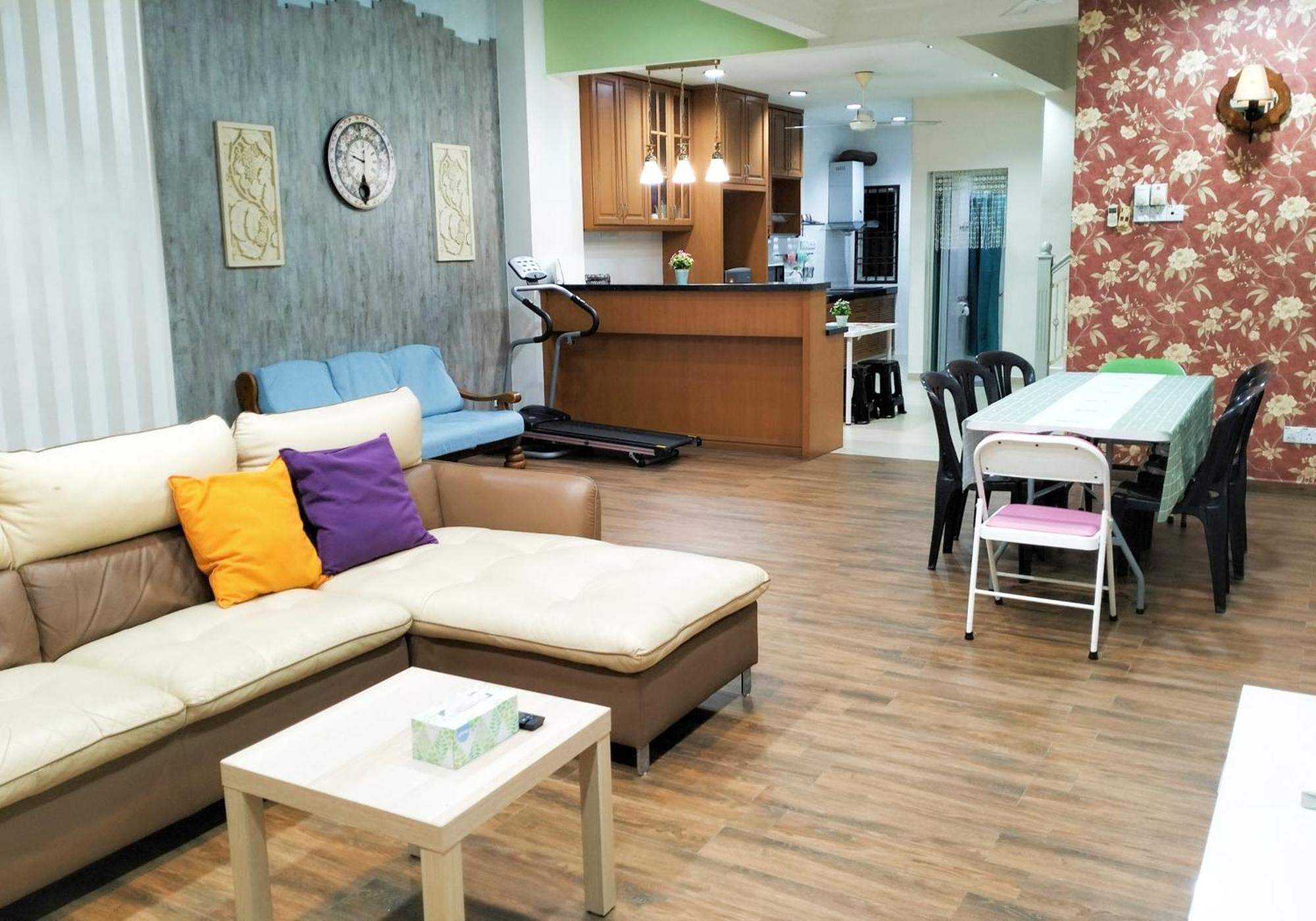 Jb Austin Perdana Homestay@simple Comfy For 11pax Holiday home
