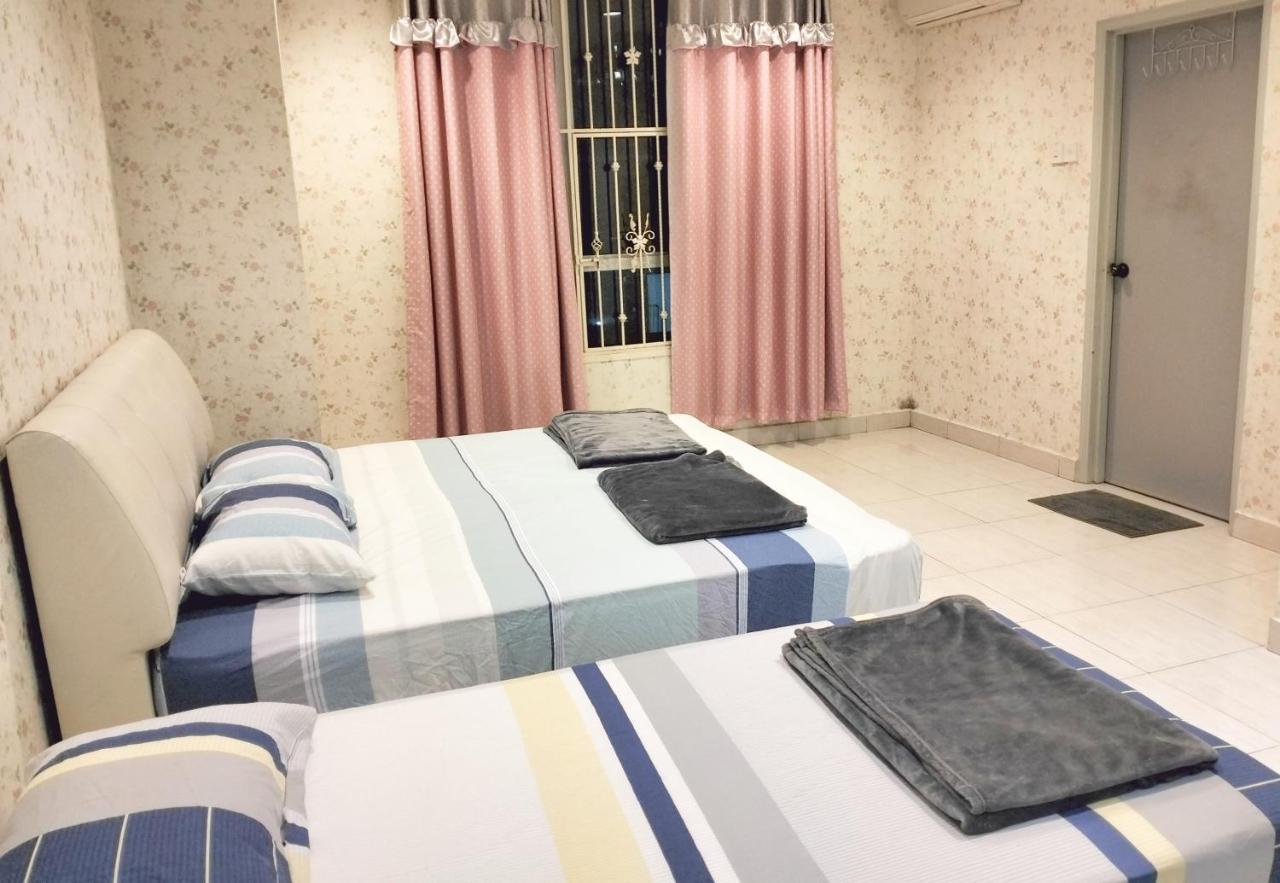 Jb Austin Perdana Homestay@simple Comfy For 11pax * Johor Bahru