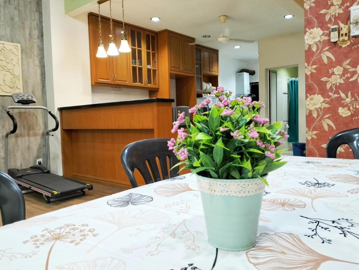 Rumah percutian Jb Austin Perdana Homestay@simple Comfy For 11pax *