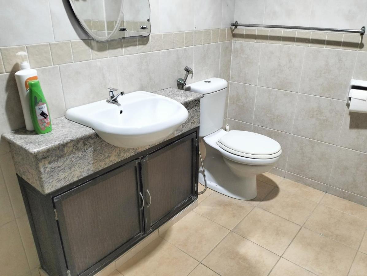 Rumah percutian Jb Austin Perdana Homestay@simple Comfy For 11pax *