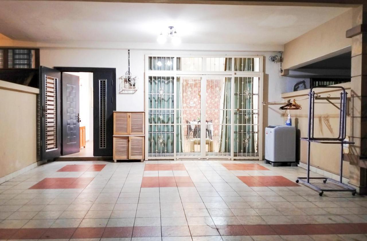 Jb Austin Perdana Homestay@simple Comfy For 11pax * Johor Bahru
